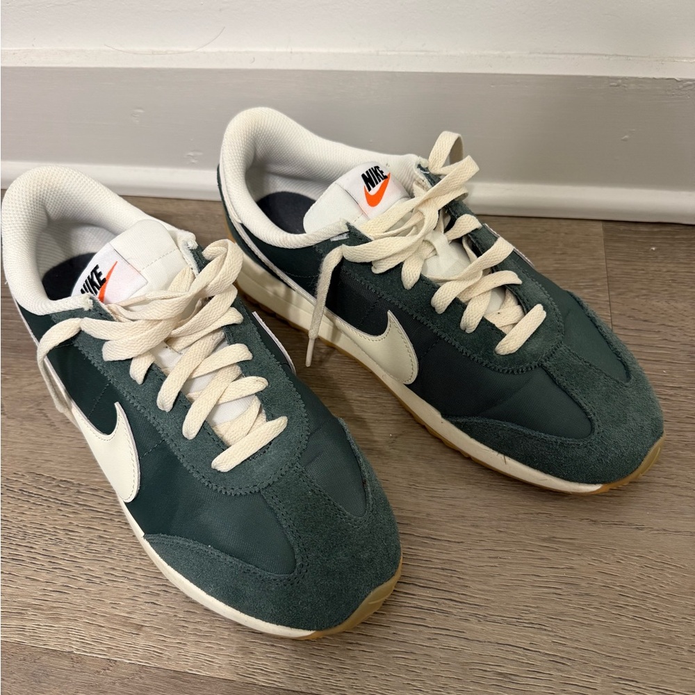Nike Forest Green and Cream Sneakers